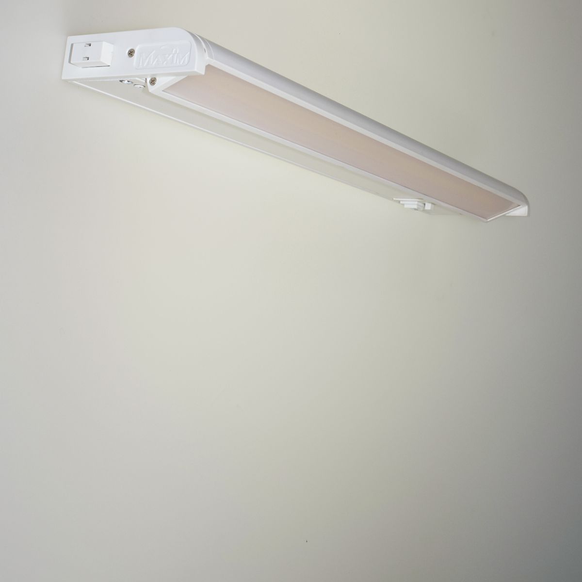 CounterMax 5K 18 Inch LED Under Cabinet Light, 2700K to 5000K, 1200 Lumens, 120V, White